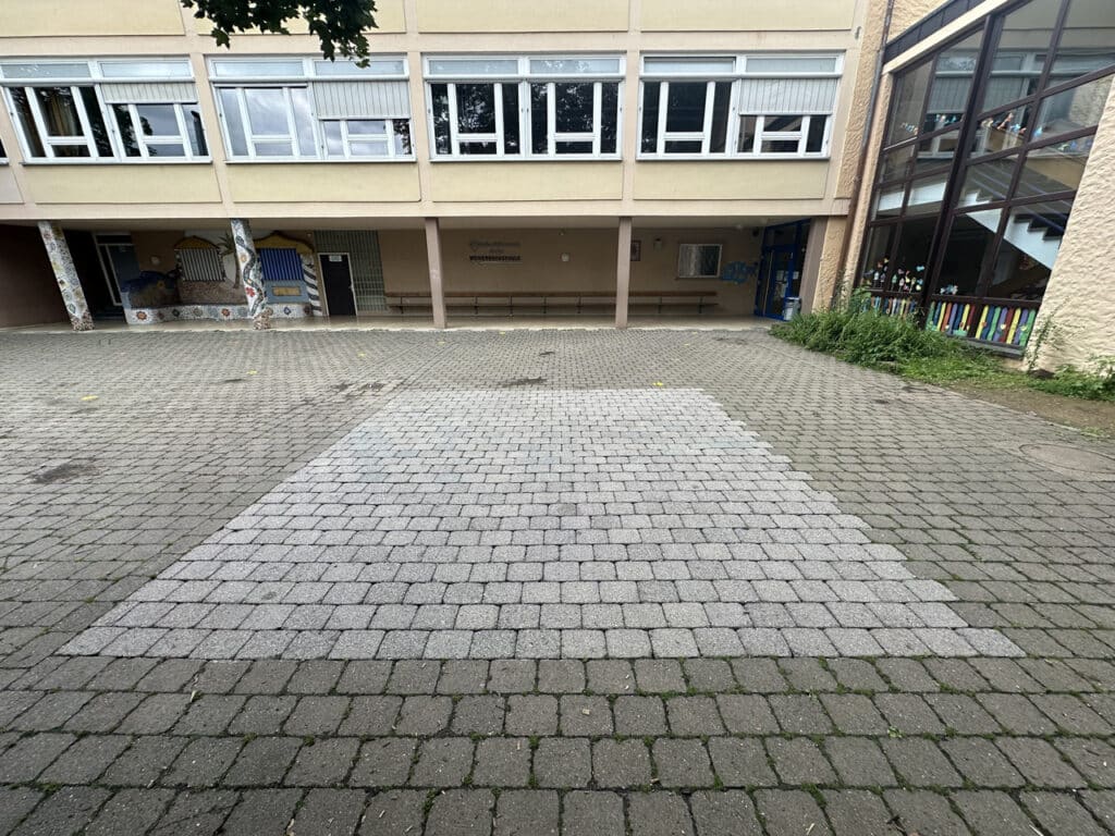 Pflastersteinreinigung zur Vorbereitung von Markierungsarbeiten