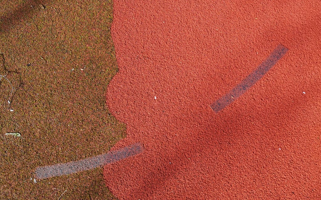 Schonend Reinigung einer Tartanfläche auf einem Schulsportplatz