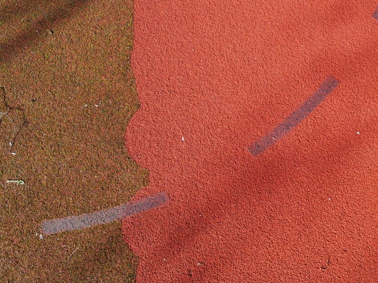 Schonende Reinigung einer Tartanfläche auf einem Schulsportplatz