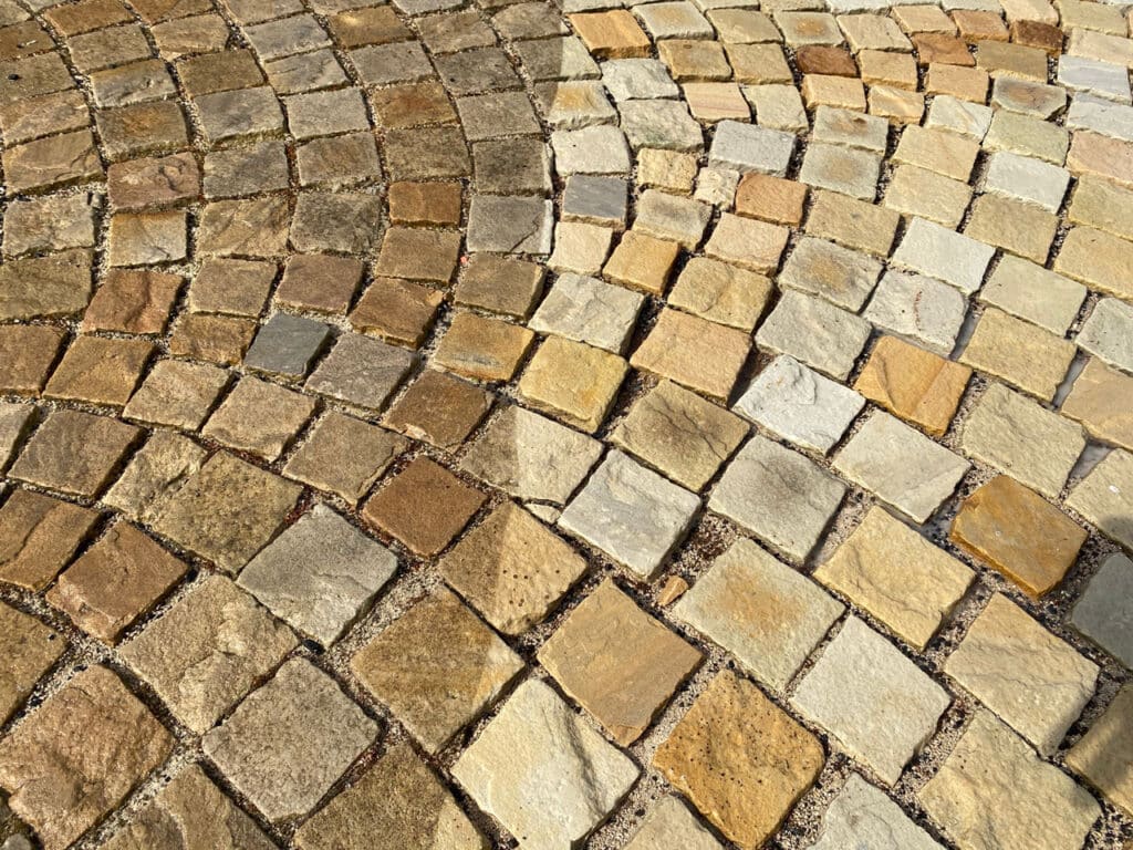 Schonende Reinigung von Sandsteinpflaster